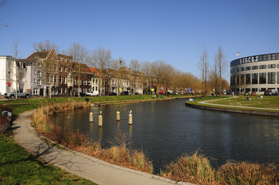 900245 Gezicht op de Stadsbuitengracht te Utrecht, met links de Weerdsingel W.Z. en rechts het Paardenveld.